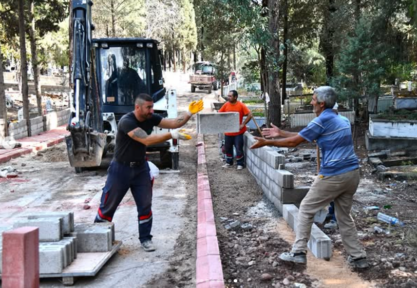 Osmaniye Belediyesi Asri Mezarlıkta Çalışmalarını Sürdürüyor