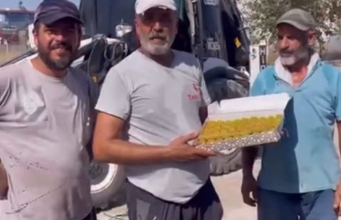 Başkan Çenet’ten Emekçi İşçilere Sarı Kola ve Baklava Jesti